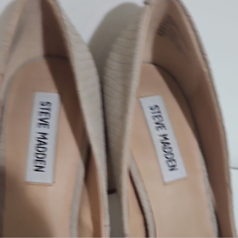 EUC Steve Madden Women's Beige Textured Heels pointed-toe heeled shoe - Picture 3 of 8